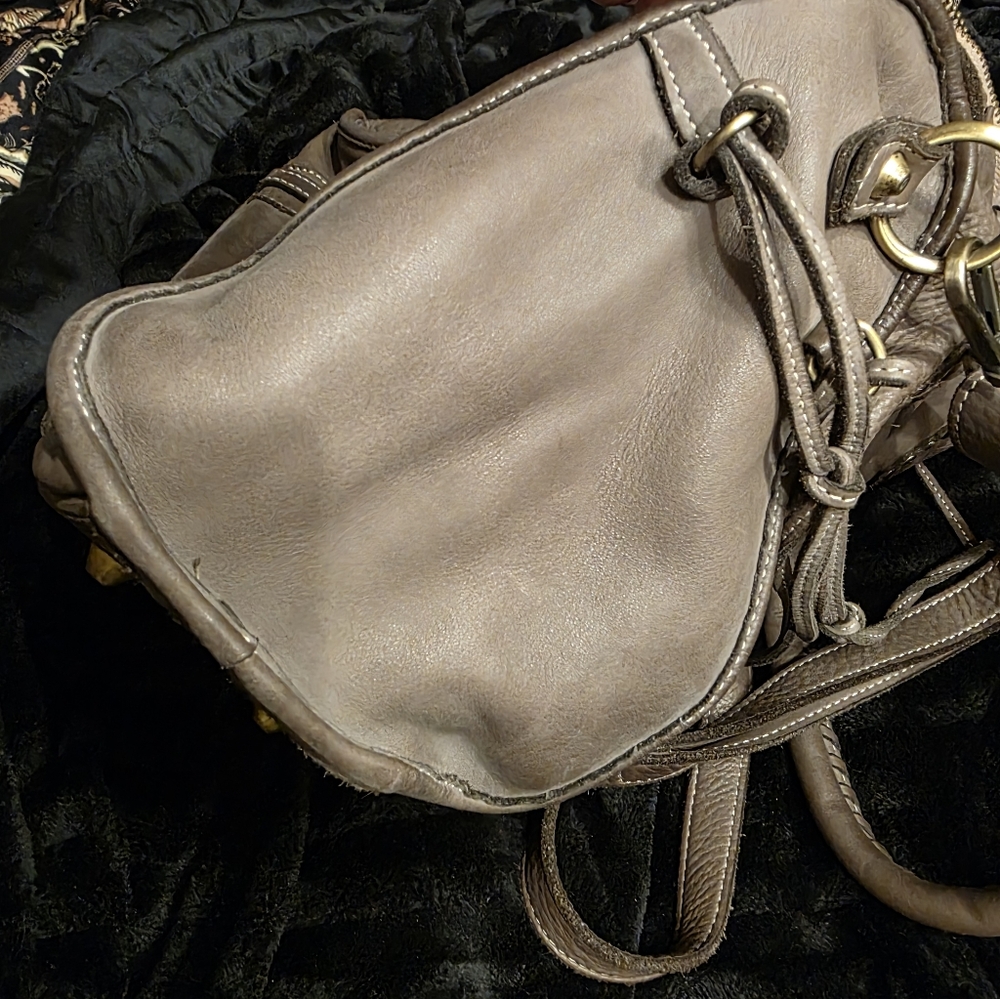 Elegant Taupe Leather Shoulder Bag with Gold Accents - Picture 5 of 9